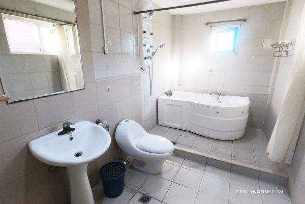 セブ島留学CIJ Premiumの学生寮トイレ＆シャワー