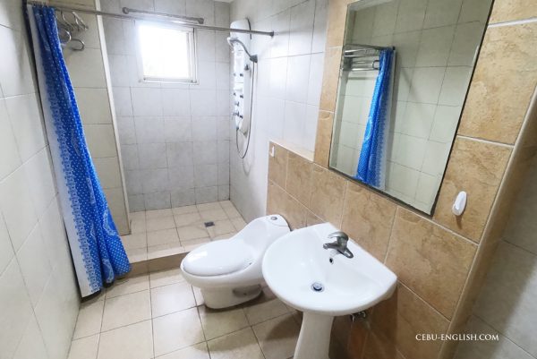 セブ島留学CIJ Premiumの学生寮トイレ＆シャワー2
