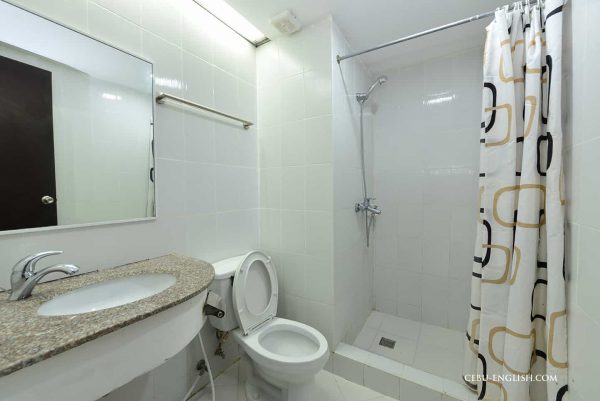 セブ島留学 Cebu Blue Ocean Academy（セブ・ブルー・オーシャン・アカデミー）の学生寮・トイレ＆シャワー