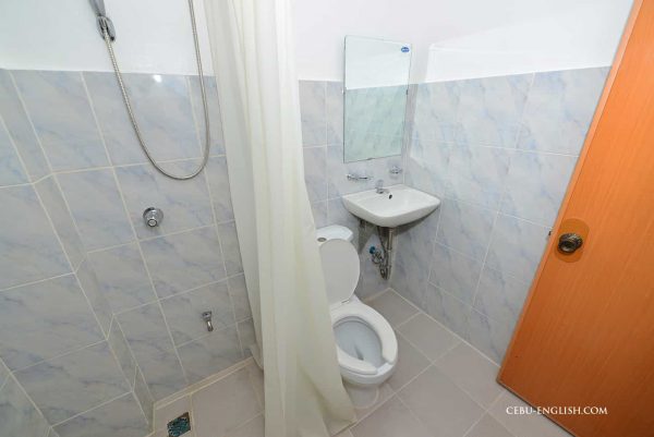 セブ島留学C2 UBEC タランバンの内部寮トイレ＆シャワー