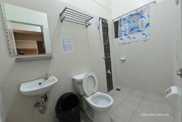 セブ島留学SMEAGキャピタルの学生寮トイレ＆シャワー