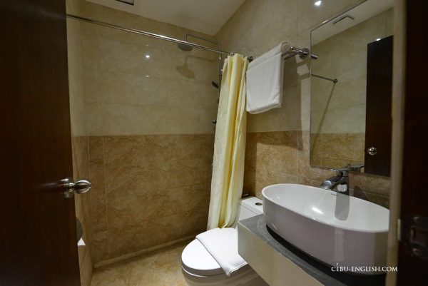 セブ島留学SMEAGキャピタルの外部ホテル寮のトイレ＆シャワー