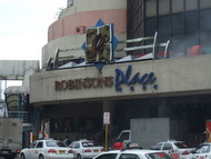 セブ島生活地元の向けの商品が並ぶショッピングモール「Robinsons Place」