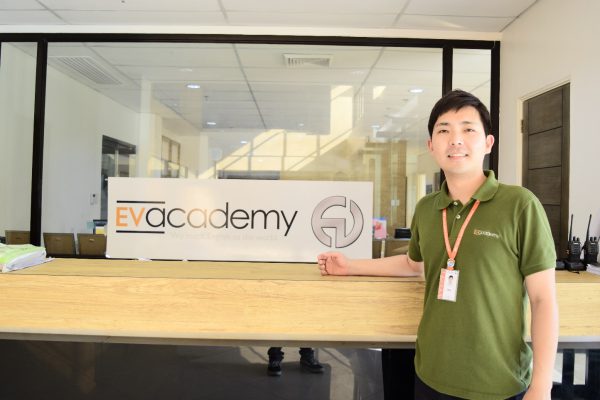 セブ島のEV Academy（イーブイ・アカデミー）の日本語対応可能な職員ロイさん