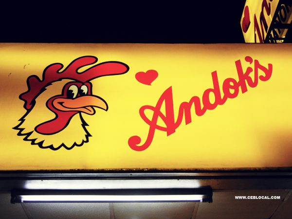 鶏の絵がシンボルの黄色い看板