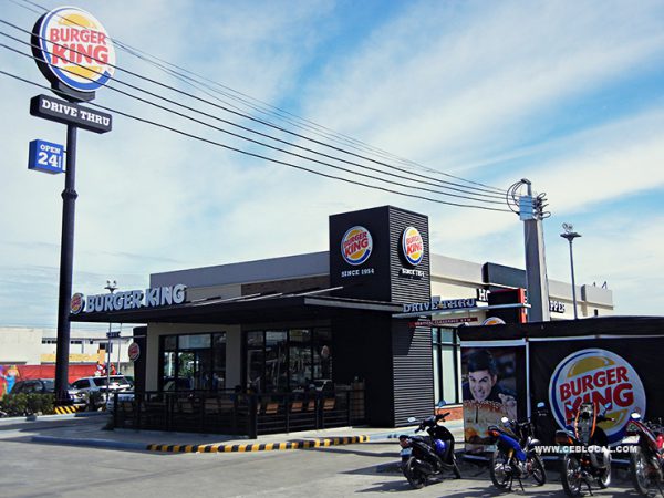 セブ島でドライブスルーができるハンバーガー「Burger King Mabolo」
