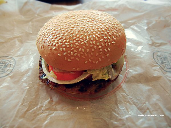 フィリピン産の材料を使用した「Burger King Mabolo」