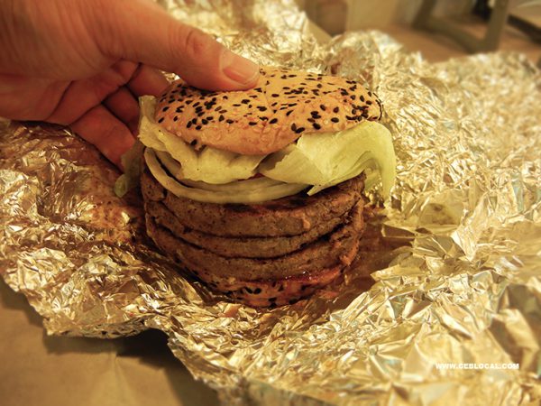 セブ生活で豪快なハンバーガーを食べられる「Army Navy Burger + Burrito IT park」