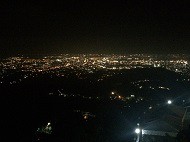 山の上から望む夜のセブシティ