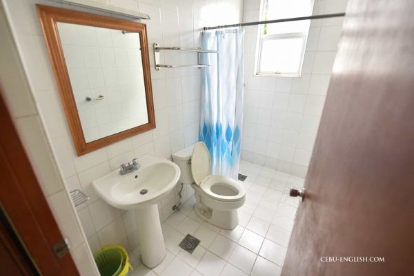 セブ島留学CEBU JIC（セブ ジェイアイシー）の学生寮トイレ＆シャワー