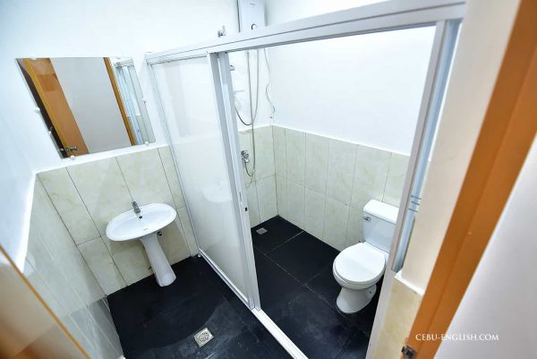 セブ島留学IDEA ACADEMIA（イデア アカデミア）の外部学生寮のトイレ＆シャワー