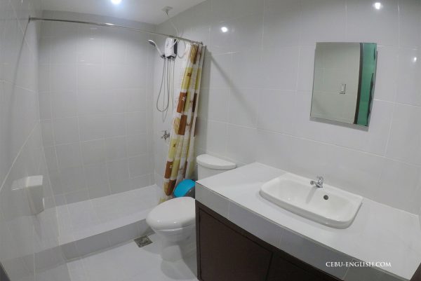 セブ島留学3D ACADEMY＋ZENの内部寮にあるトイレ＆シャワー