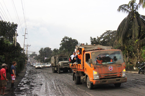タール火山の噴火被害を受けた地域の道路