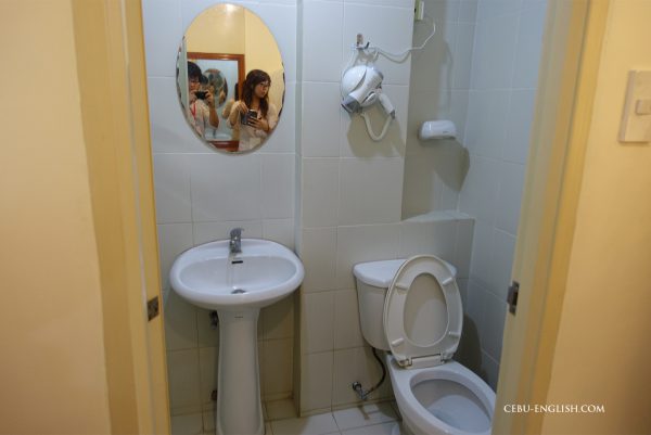 バギオ留学 Baguio JICの内部寮にあるトイレ＆シャワー