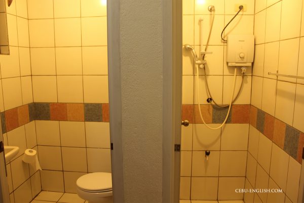 バギオ留学 Baguio JICの内部寮のトイレ＆シャワー