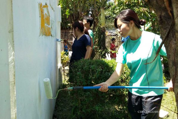 フィリピン・イロイロ留学 MK EDUCATIONのペンキ塗りボランティア
