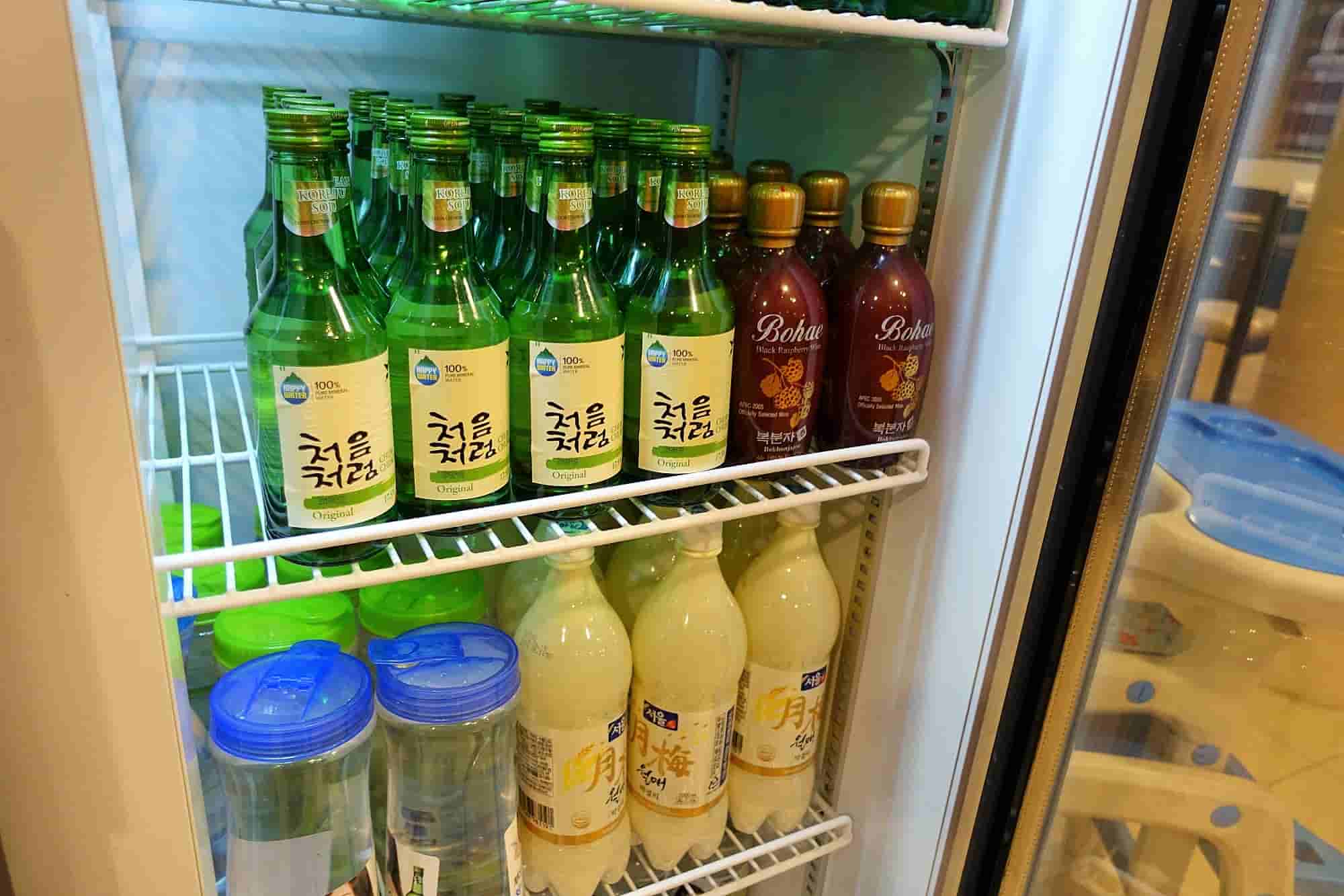 Tops Korean Restoの冷蔵庫内の飲物