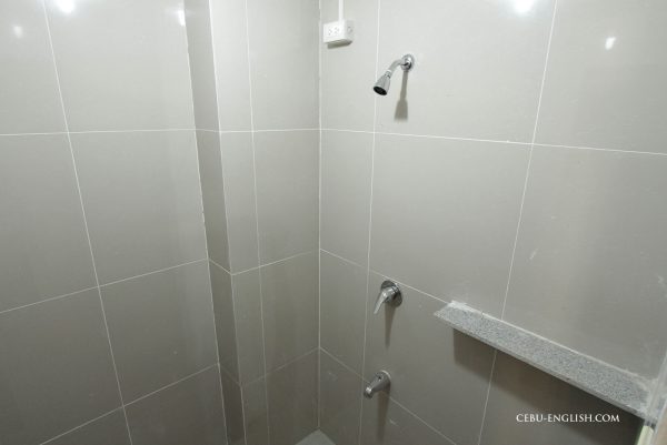 バギオ留学PINESパインス メインキャンパスの学生寮のシャワー室