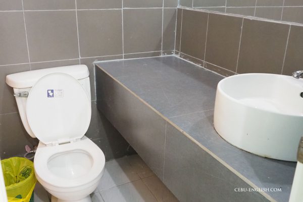 フィリピン・イロイロ留学 MK EDUCATIONの学生寮内のトイレ