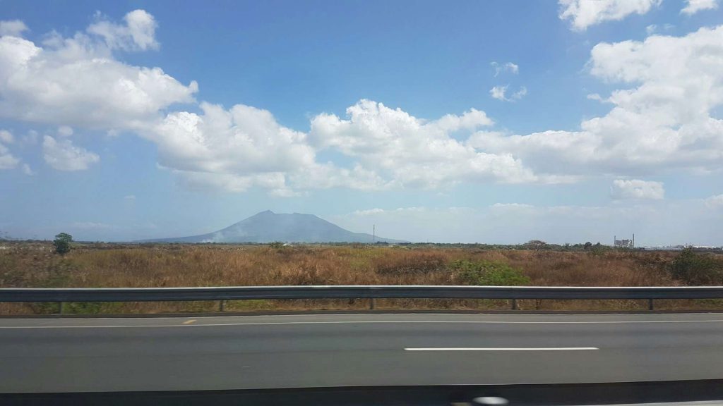 バギオ留学に向かう途中に車中から右手に見える鬼ヶ島のような山