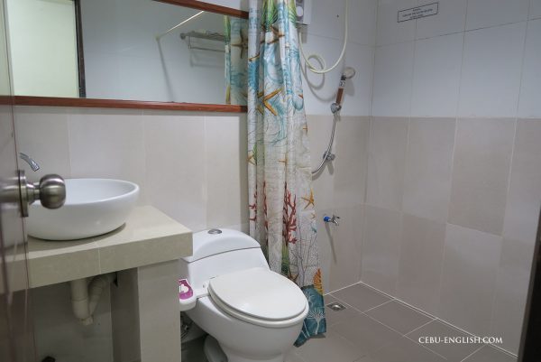 フィリピン留学クラークEG ACADEMY（イージーアカデミー）の寮内シャワーとトイレ