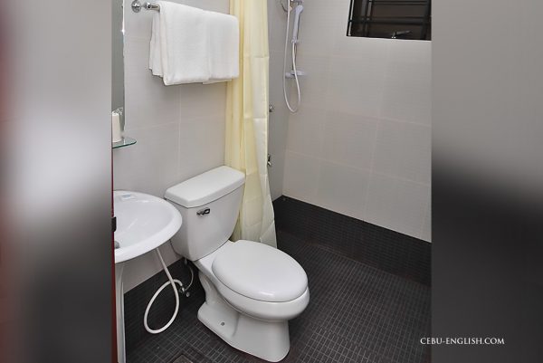 クラークフィリピン留学院の学生寮タンダード建物のトイレとシャワー
