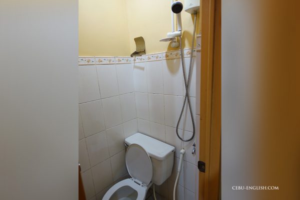 クラークフィリピン留学院の学生寮エコノミーのトイレとシャワー