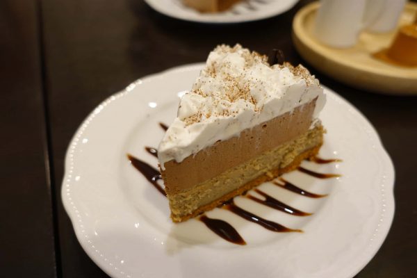 セブ島Micky’sカフェの白いチョコケーキ