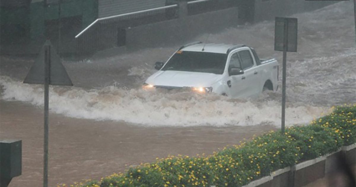 バギオ雨季の大洪水と飲みこまれる車