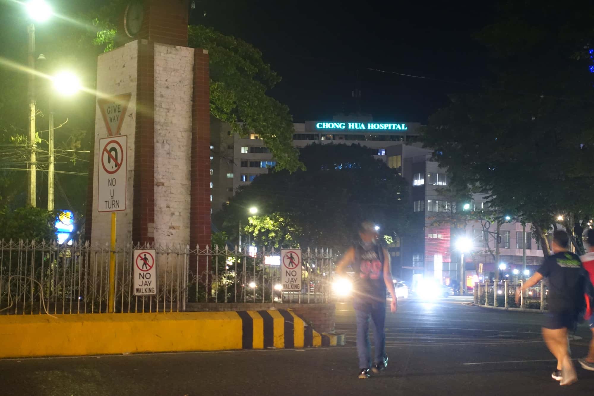 フィリピンでも交通規則や信号を無視して街路を横切るジェイウォークは禁止