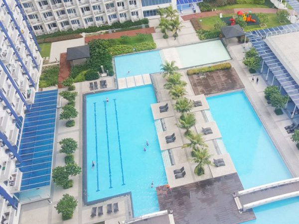 フィリピン留学マニラGrandline（グランドライン）の宿泊施設のプール