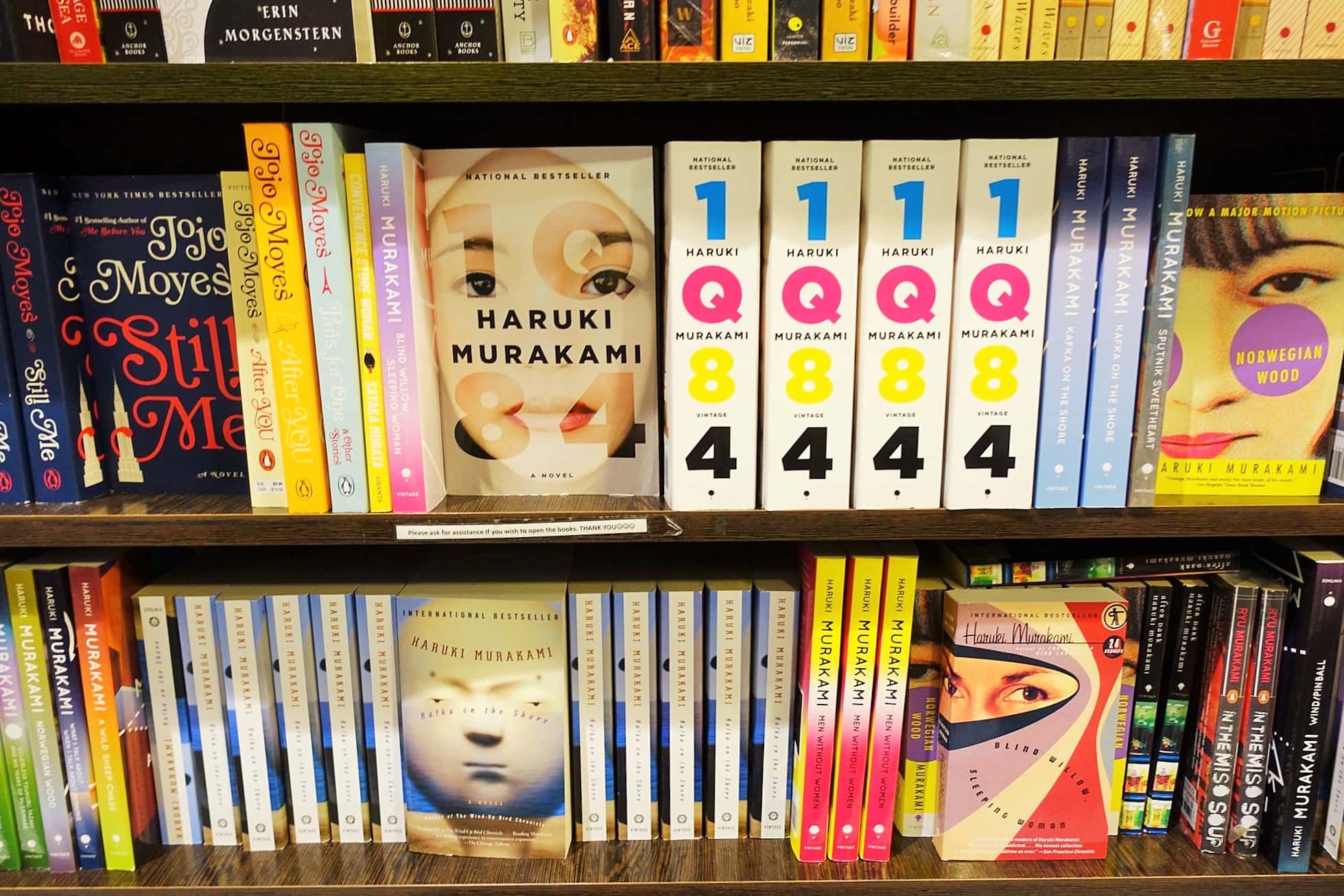 フィリピンの本屋で見かけたHaruki Murakami本のコーナー