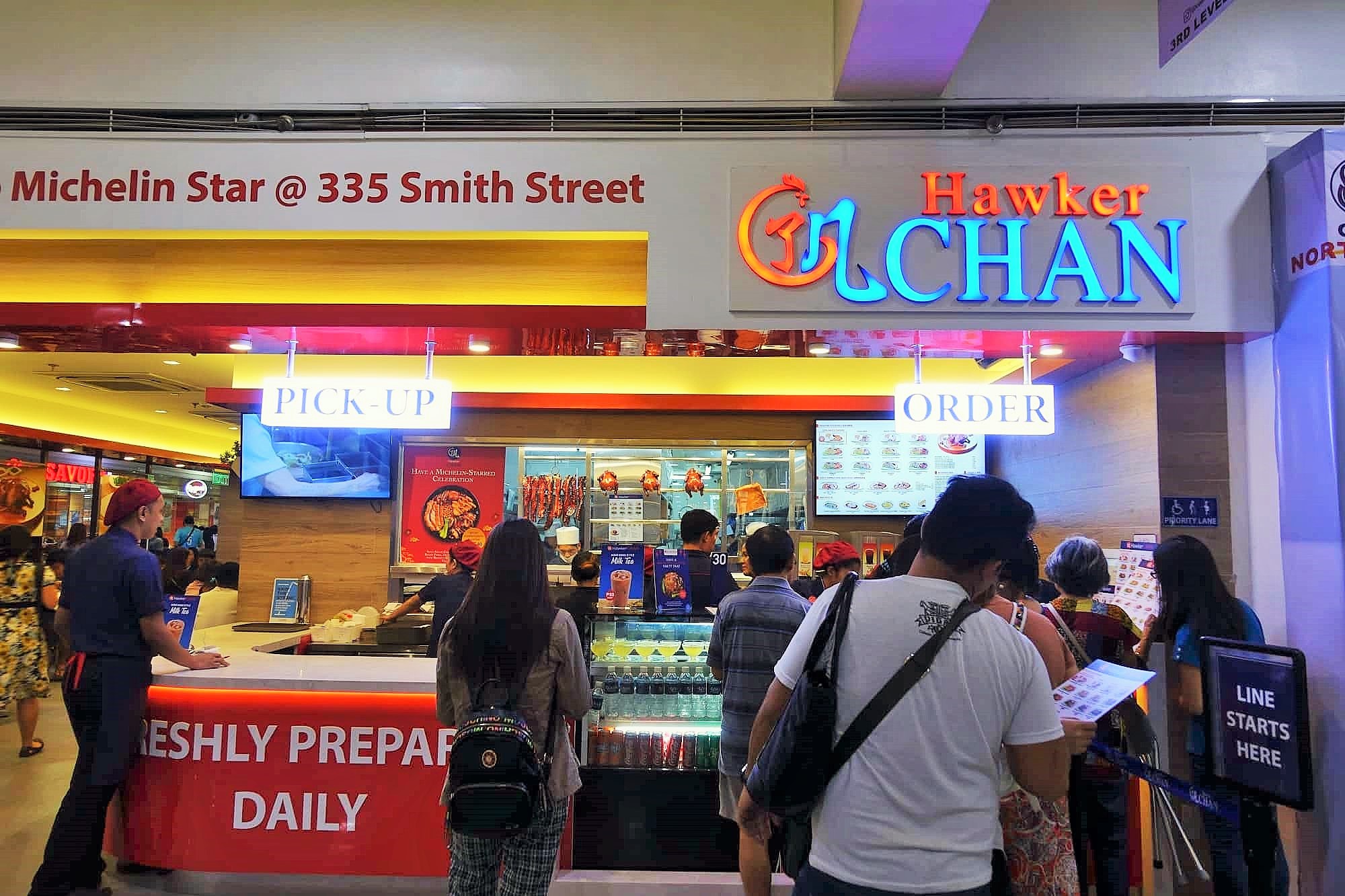 SM City North EDSAの香港油鶏飯麺Liao Fan Hawker Chanに並ぶ人たち