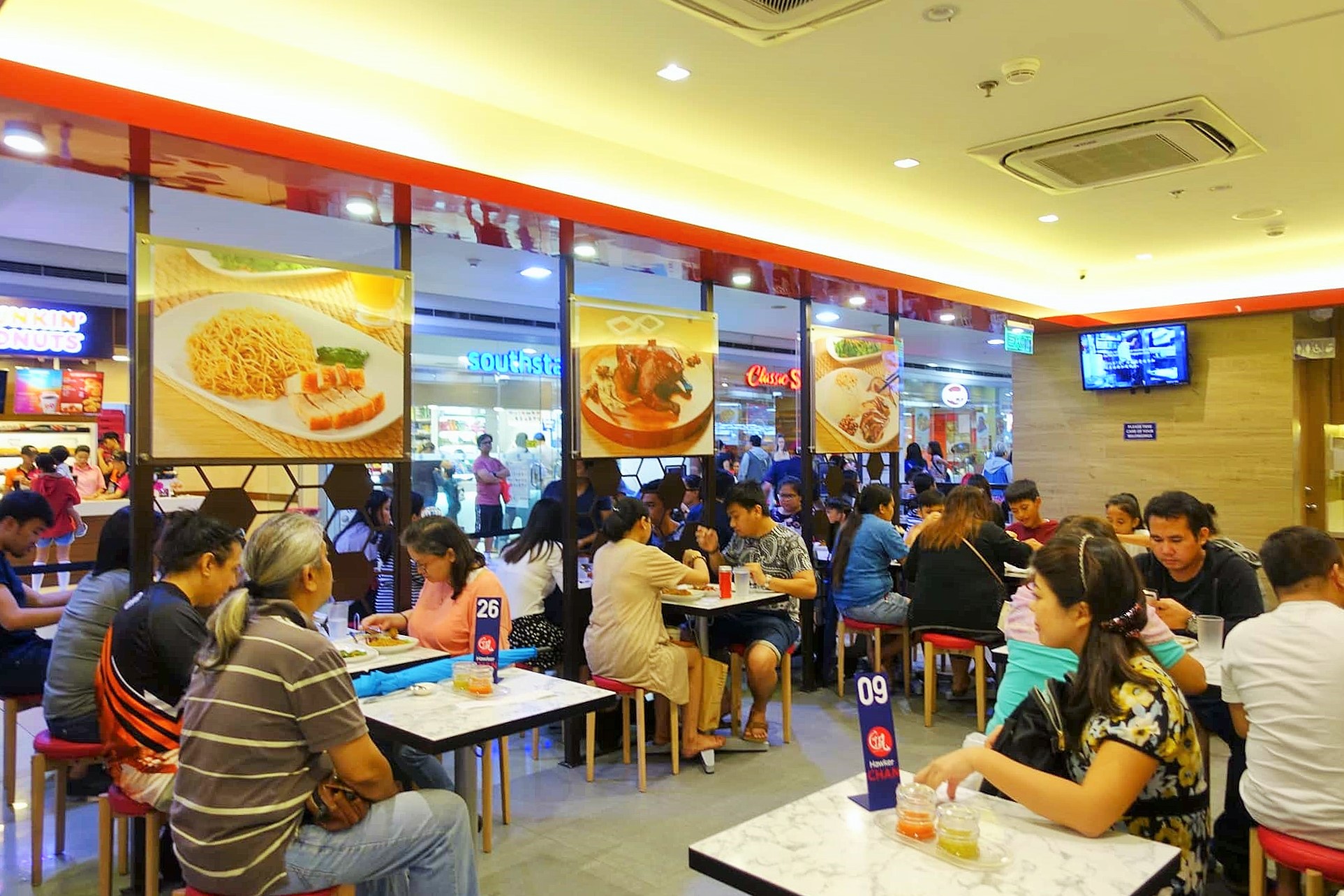 SM City North EDSAの香港油鶏飯麺Liao Fan Hawker Chanのテーブル席