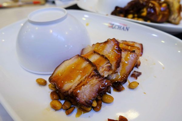 SM City North EDSAの香港油鶏飯麺Liao Fan Hawker Chanの豚料理