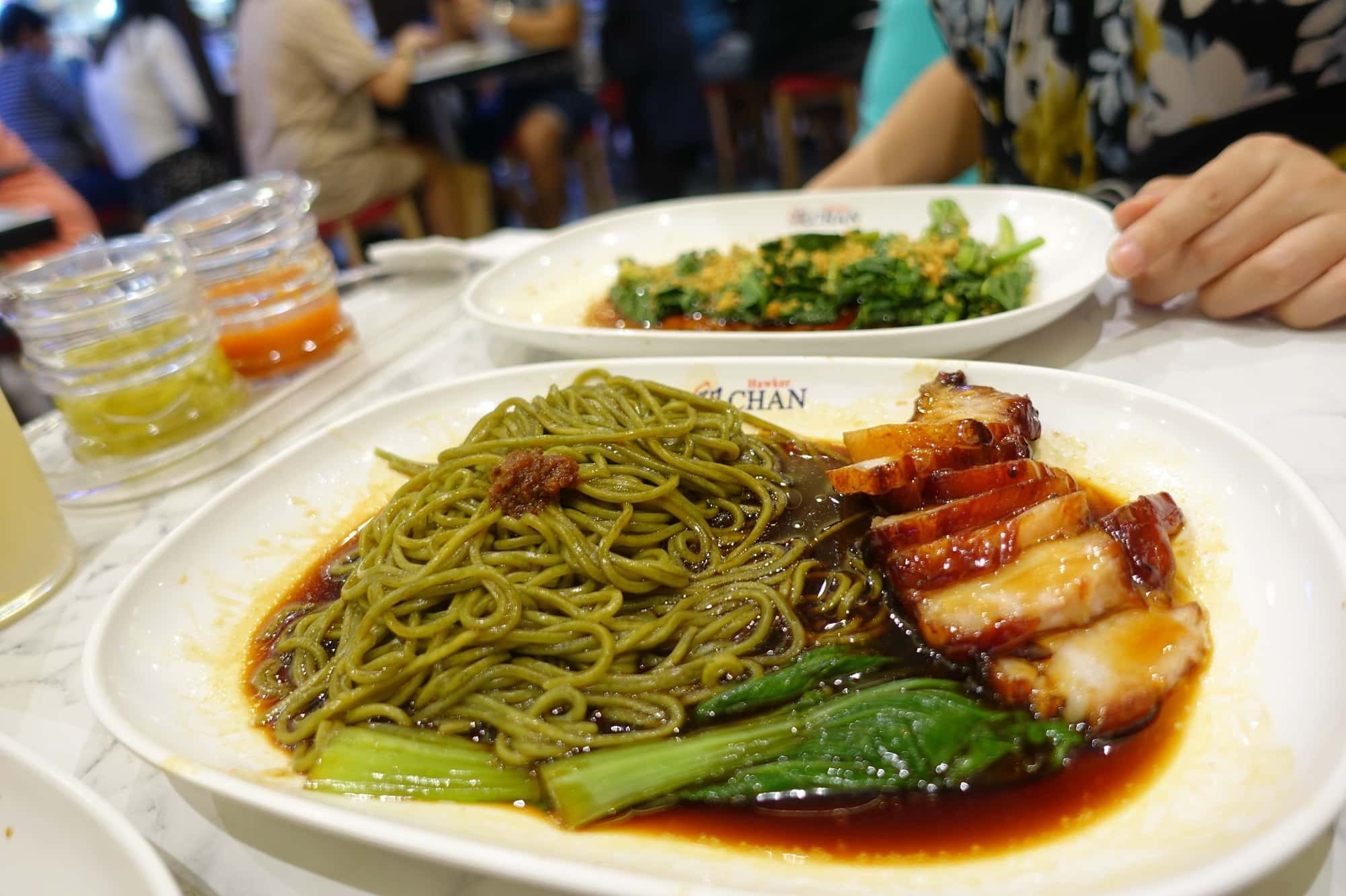 香港油鶏飯麺Liao Fan Hawker ChanのChar Siew Vegetable Noodle