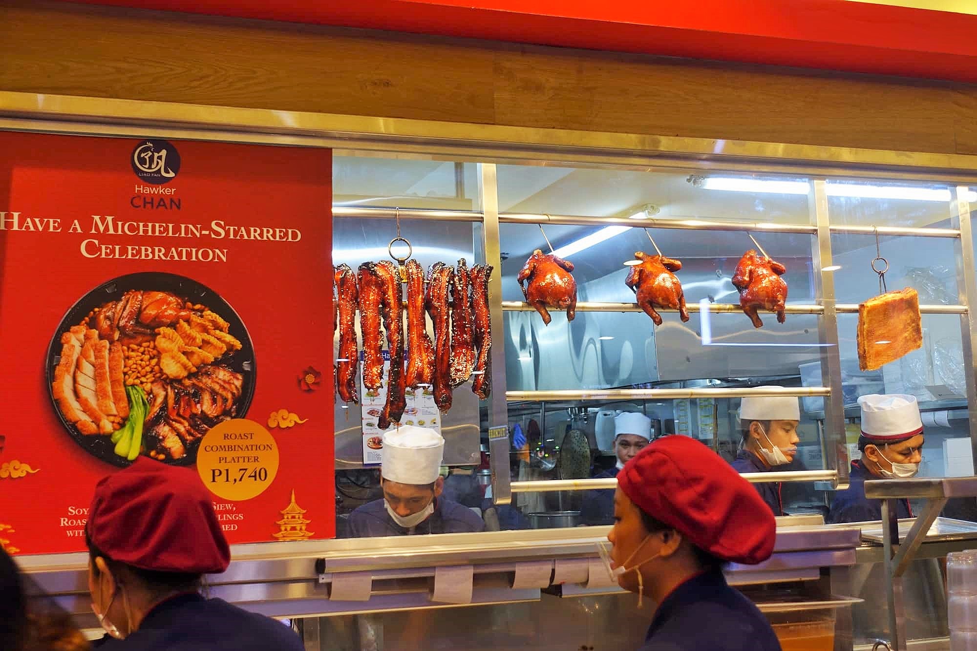 SM City North EDSAの香港油鶏飯麺Liao Fan Hawker Chanの調理風景