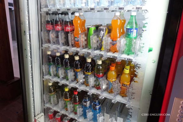 QQイングリッシュの飲物の自動販売機