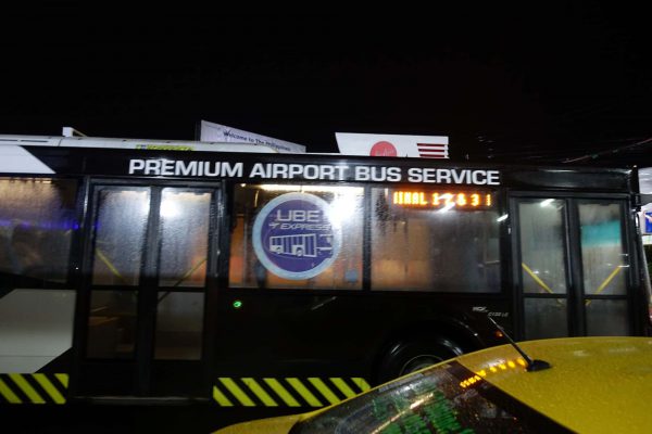 ニノイ・アキノ国際空港のUbeバスのロゴ