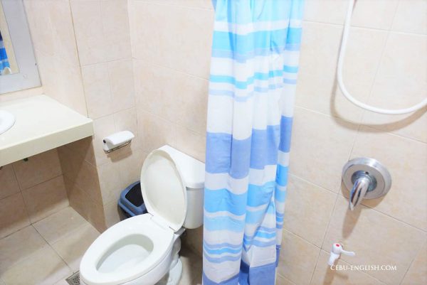 セブ島留学C2 UBEC女性専用の学生寮トイレ＆シャワー