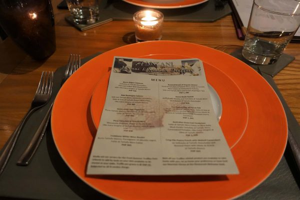 セブ島の高級洋食レストランANZANIアンザニのテーブル席に置かれたメニュー表