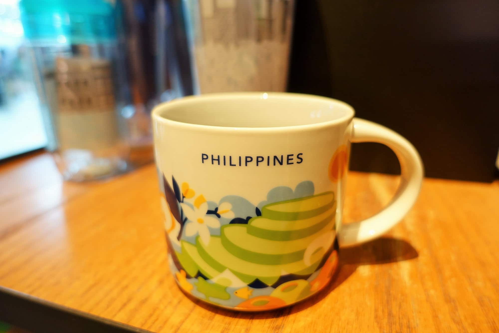 フィリピンのスターバックスで売られるマグカップ