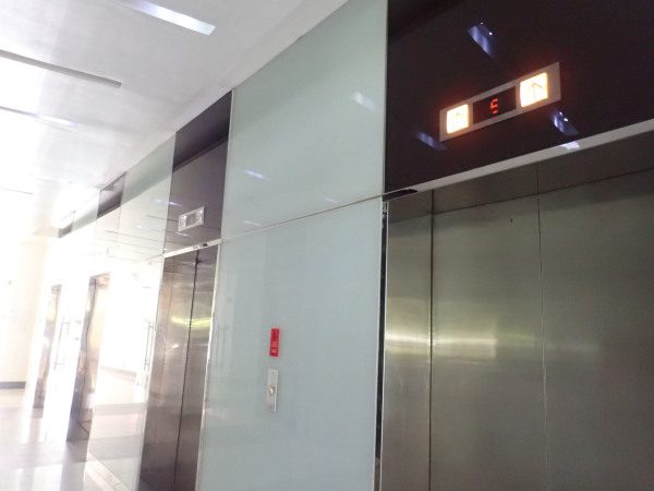 QQイングリッシュがあるセブ島ITパークの建物のエレベーター
