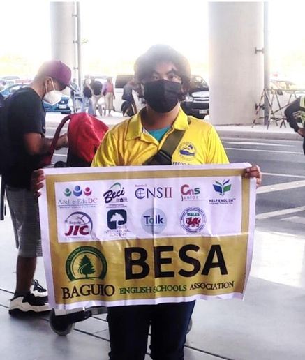 BESA（バギオ英語学校協会）の団体送迎ピックアップ職員