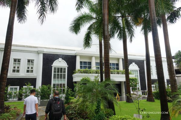 フィリピン留学マニラEnderun College（エンデラン カレッジ）の広い大学構内