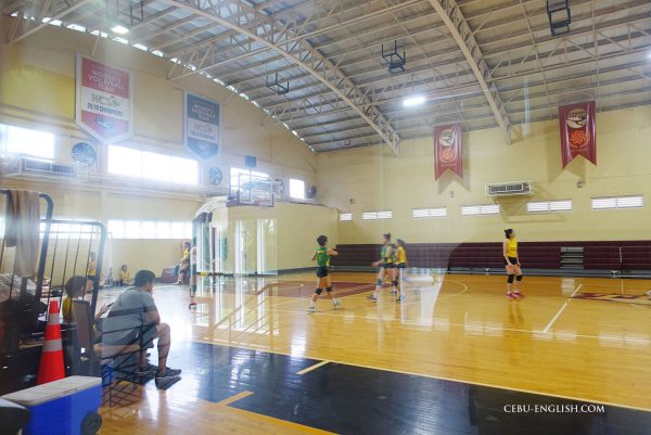 フィリピン留学マニラEnderun College（エンデラン カレッジ）の校内体育館