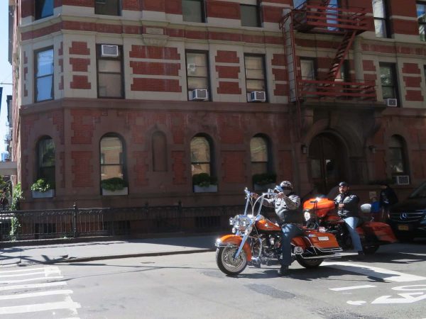 ニューヨークの町とハーレーダビッドソンのバイク
