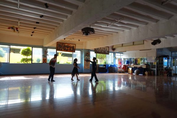 Abellana Sport Centerアベリアナ・スポーツセンターのダンススタジオで練習する若者