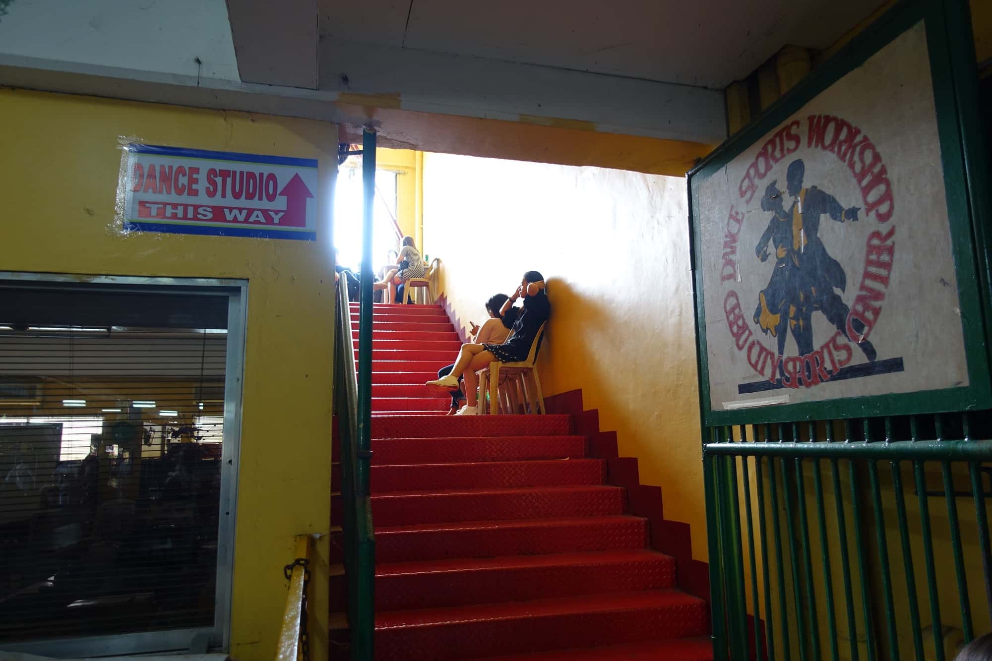 Abellana Sport Centerアベリアナ・スポーツセンターのダンススタジオへ向かう階段
