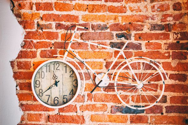 自転車の壁画と壁掛け時計